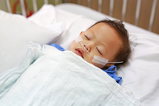Baby mit Sauerstoffversorgung im Krankenhaus