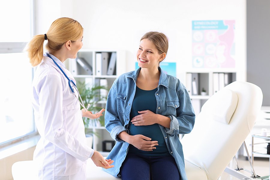 Schwangere Frau im Gespräch mit einer Ärztin