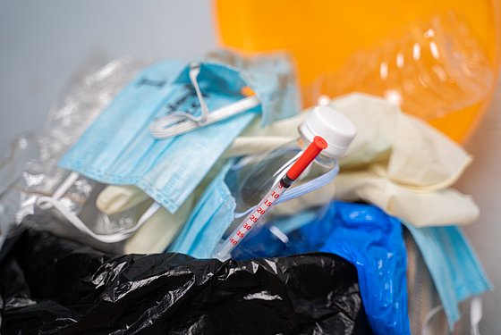 Foto von einem überquellenden Mülleimer mit Krankenhausmüll