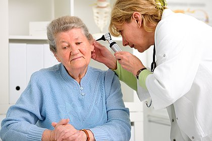 Ohrenuntersuchung bei einer Seniorin